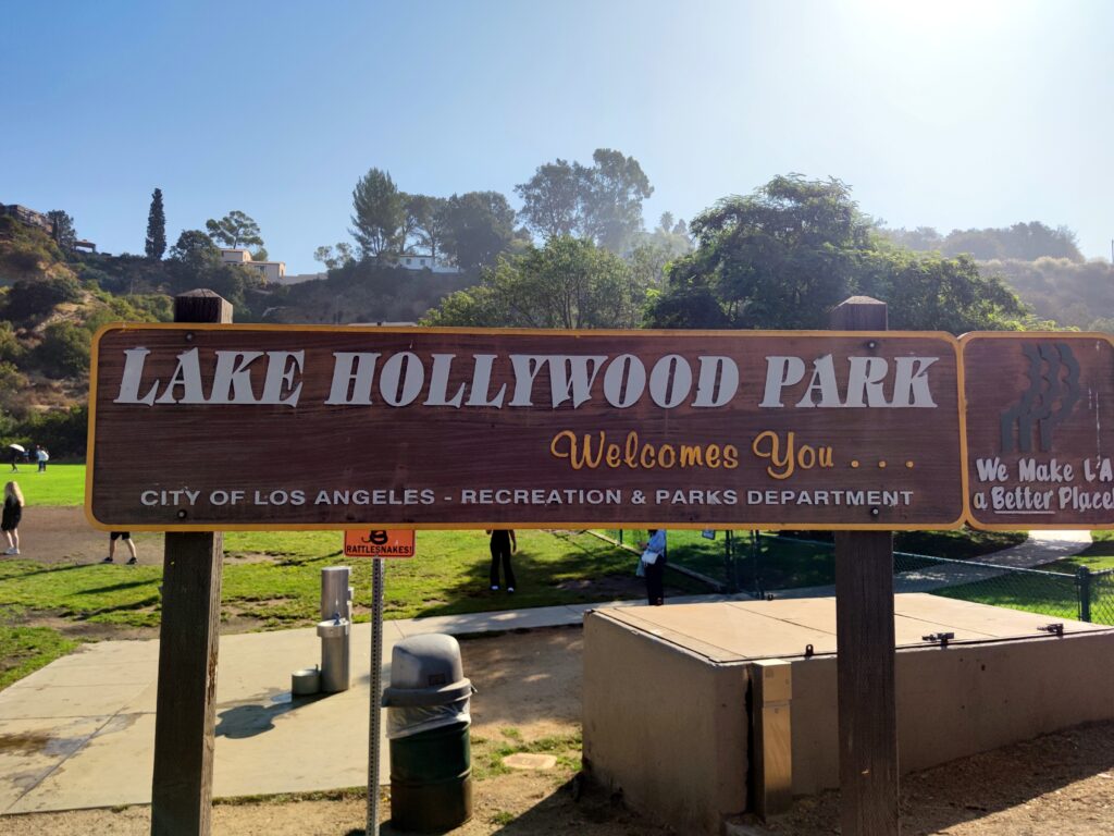 Der Lake Hollywood Park liegt oberhalb des Lake Hollywood Reservoir und unterhalb des Zeichens Beste Fotospots Hollywood Sign