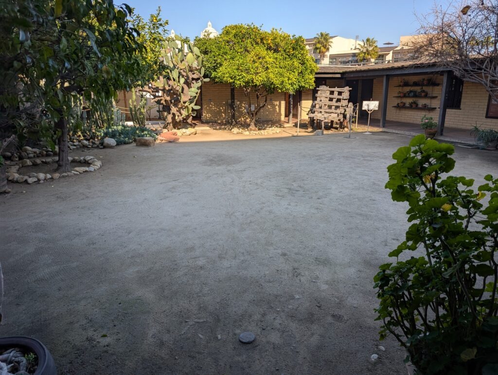 Der Innenhof der Avila Adobe von 1818