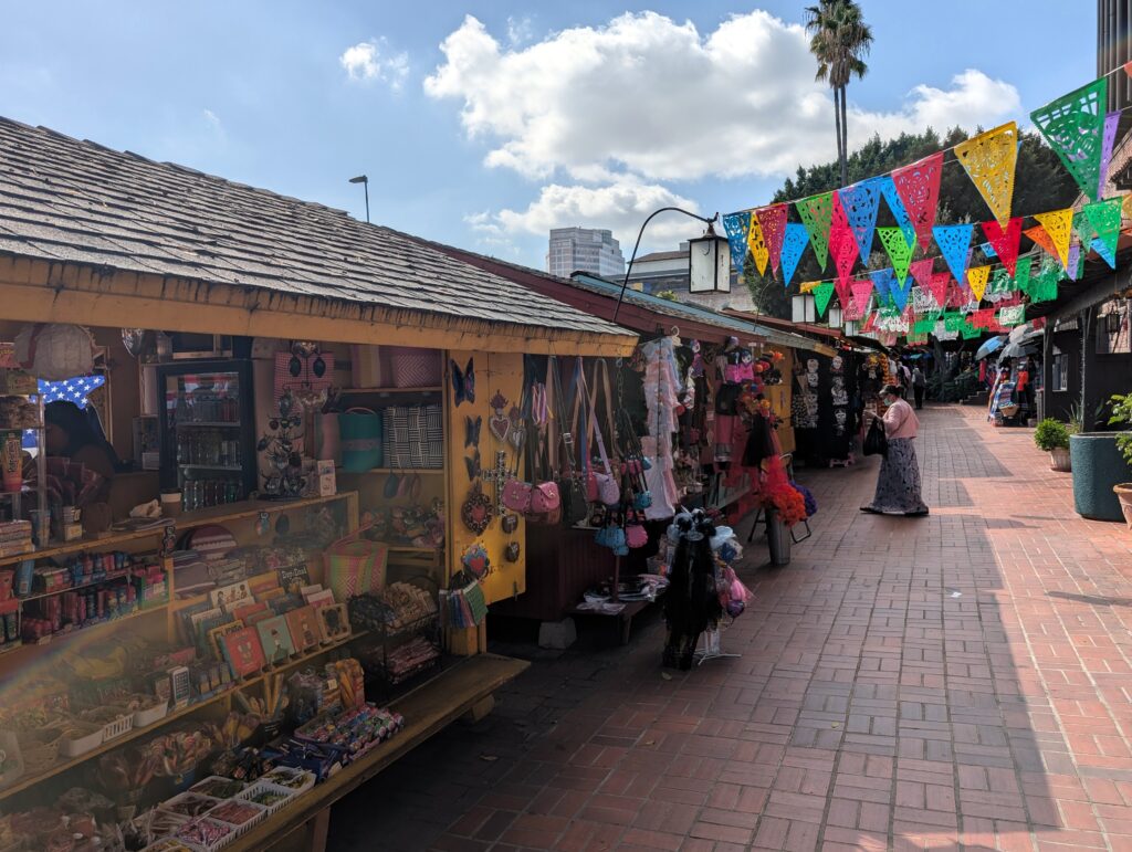 In der Olvera Strees in Los Angeles gibt es viele Stände mit typisch Mexikanischen Kulturgegenständen und Souveniers