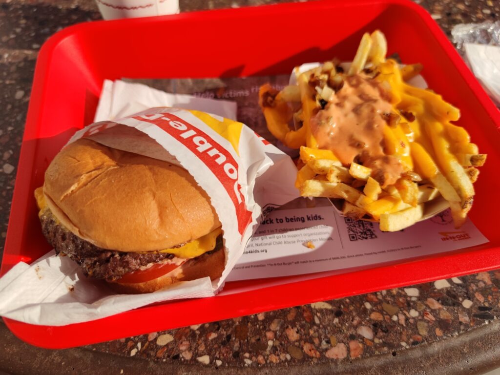 Pommes Frites bei In-N-Out Animal Style mit Käse, Sauce und Zwiebeln In-N-Out Kalifornien